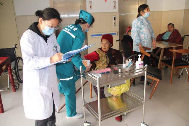信陽市中醫院“學雷鋒·送健康”養老院志愿行 傳承雷鋒精神，護航銀齡健康